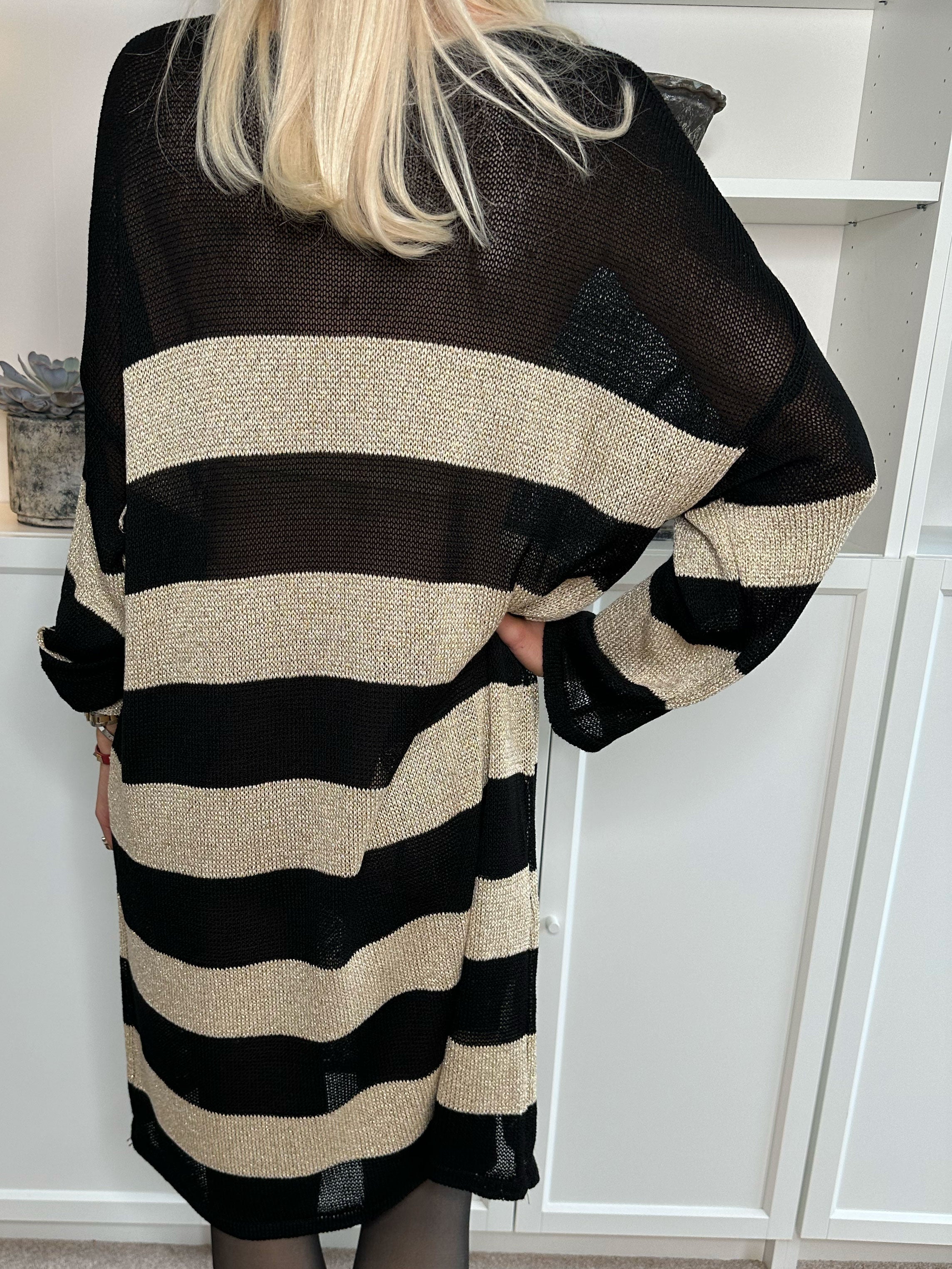 Dima Dress - Stickad klänning i viskos med guldränder och v-ringning